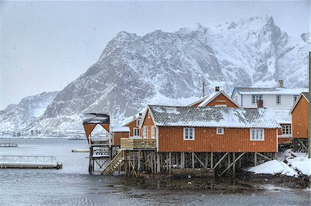 simsearch:6119-08062123,k - A violent and sudden snowstorm begins to fall in the Bay of Hamnoy famous for Rorbu cottages in the Lofoten Islands, Hamnoy, Lofoten Islands, Arctic, Norway, Scandinavia, Europe Foto de stock - Sin royalties Premium, Código: 6119-08062126