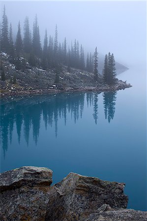 Moraine Lake with fog, Banff National Park, UNESCO World Heritage Site, Alberta, Canada, North America Foto de stock - Royalty Free Premium, Número: 6119-08062259