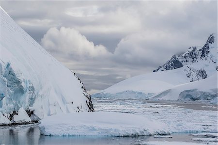 Ice floes choke the waters of the Lemaire Channel, Antarctica, Polar Regions Foto de stock - Sin royalties Premium, Código: 6119-08081084