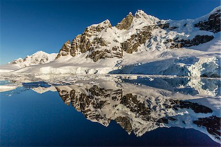 Reflections in the calm waters of the Lemaire Channel, Antarctica, Polar Regions Foto de stock - Sin royalties Premium, Código: 6119-08081086