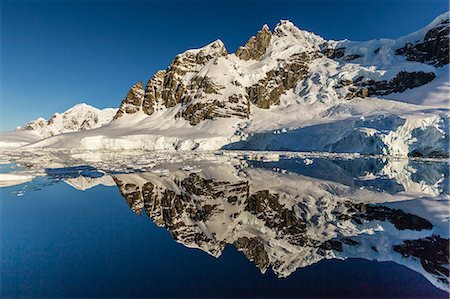 simsearch:6119-08170173,k - Reflections in the calm waters of the Lemaire Channel, Antarctica, Polar Regions Photographie de stock - Premium Libres de Droits, Code: 6119-08081086