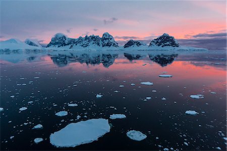 Sunrise over Wiencke Island in the Neumayer Channel, Antarctica, Polar Regions Foto de stock - Sin royalties Premium, Código: 6119-08081089