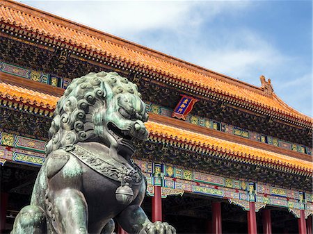 Bronze Chinese lion (female) guards the entry to the palace buildings, Forbidden City, Beijing, China, Asia Photographie de stock - Premium Libres de Droits, Code: 6119-08081155