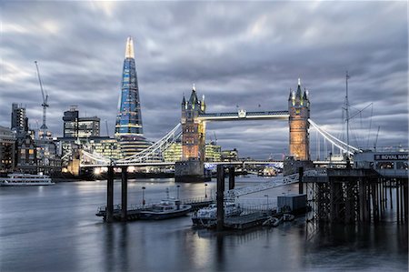 The River Thames, Tower Bridge, City Hall, Bermondsey warehouses and the Shard at night shot from Wapping, London, England, United Kingdom, Europe Photographie de stock - Premium Libres de Droits, Code: 6119-08081122