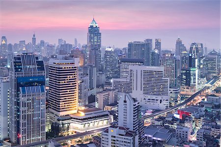 people overhead view - City skyline looking along the BTS Skytrain, Sukhumvit Road and Phloen Chit to Phloen Chit station, Bangkok, Thailand, Southeast Asia, Asia Foto de stock - Sin royalties Premium, Código: 6119-08081125