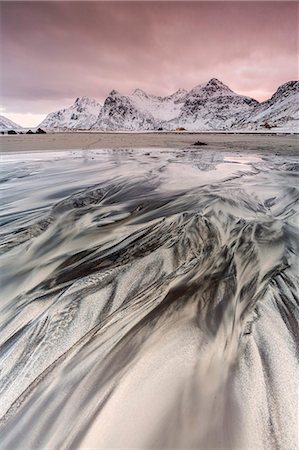 skagsanden beach - Sunset on the surreal Skagsanden beach surrounded by snow covered mountains, Flakstad, Lofoten Islands, Arctic, Norway, Scandinavia, Europe Foto de stock - Sin royalties Premium, Código: 6119-08170190