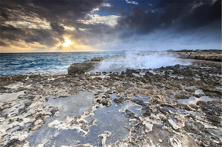 st john's - Devil's Bridge, a natural arch carved by the sea from soft and hard limestone ledges of the Antigua formation, St. Johns, Antigua, Leeward Islands, West Indies, Caribbean, Central America Foto de stock - Sin royalties Premium, Código: 6119-08126516