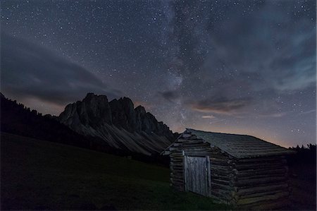 estrella (astronomía) - The Milky Way in the starry sky above the Odle, Funes Valley, South Tyrol, Dolomites, Italy, Europe Foto de stock - Sin royalties Premium, Código: 6119-08242867