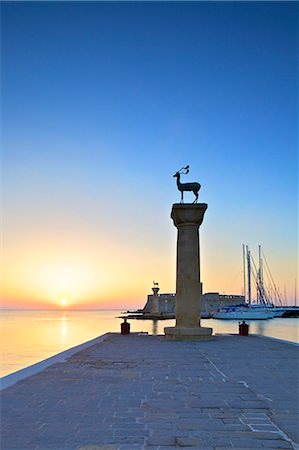 simsearch:841-07206300,k - Bronze Doe and Stag statues at the entrance to Mandraki Harbour, Rhodes, Dodecanese, Greek Islands, Greece, Europe Photographie de stock - Premium Libres de Droits, Code: 6119-08242817