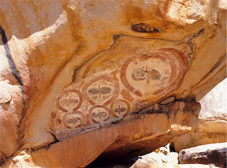 Group of Wandjana 'faces' on shaded underside of rock, near King Edward River, Kulumburu Road, Kimberley, Western Australia, Australia Foto de stock - Sin royalties Premium, Código: 6119-08266248