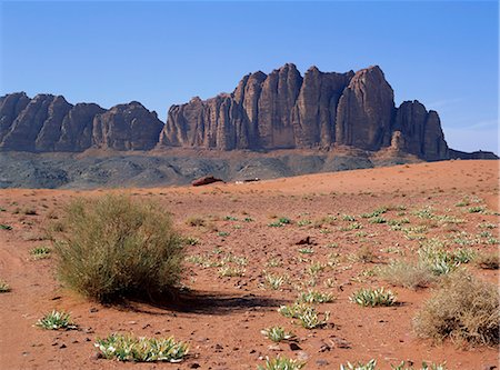 simsearch:6119-08740897,k - Looking west to Jebel Qattar, southern Wadi Rum, Jordan Photographie de stock - Premium Libres de Droits, Code: 6119-08266249