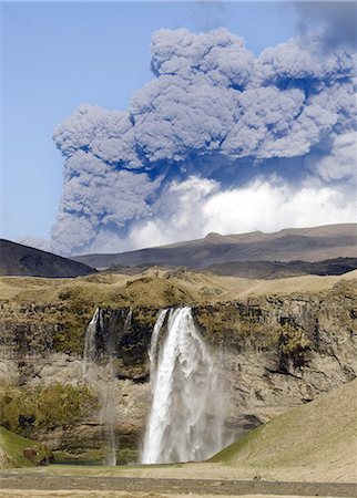 fraxinus - Distant view of the Seljalandsfoss waterfall with the ash plume of the Eyjafjallajokull eruption in the distance, near Hella, southern Iceland, Iceland, Polar Regions Foto de stock - Sin royalties Premium, Código: 6119-08266467