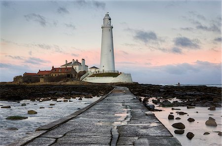 feux clignotants - View along the tidal causeway to St. Mary's Island and St. Mary's Lighthouse at dusk, near Whitley Bay, Tyne and Wear, England, United Kingdom, Europe Photographie de stock - Premium Libres de Droits, Code: 6119-08266437