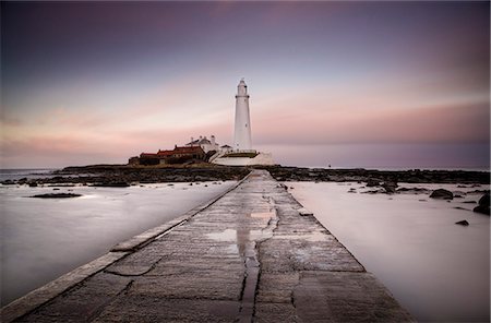 simsearch:400-05025778,k - View along the tidal causeway to St. Mary's Island and St. Mary's Lighthouse at dusk, near Whitley Bay, Tyne and Wear, England, United Kingdom, Europe Photographie de stock - Premium Libres de Droits, Code: 6119-08266438