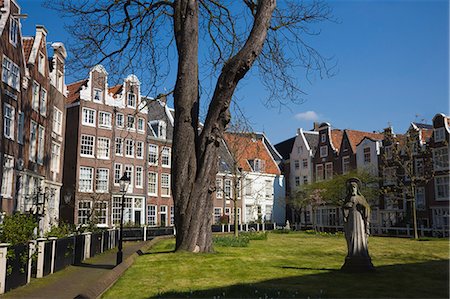 Begijnhof, a beautiful square of 17th and 18th century houses, Amsterdam, Netherlands, Europe Foto de stock - Sin royalties Premium, Código: 6119-08266593