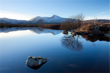 simsearch:862-03361457,k - Dusk view of snow-covered Black Mount Hills and their reflection in the flat calm Lochain na h'Achlaise, Rannoch Moor, Highland, Scotland, United Kingdom, Europe Foto de stock - Sin royalties Premium, Código: 6119-08266513