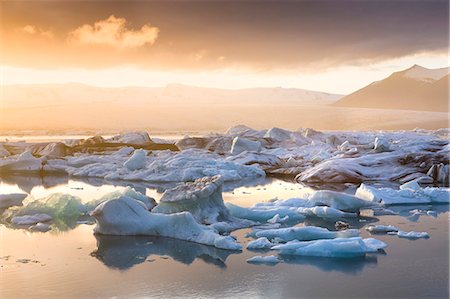 simsearch:879-09033522,k - Icebergs floating on the Jokulsarlon glacial lagoon at sunset, Iceland, Polar Regions Photographie de stock - Premium Libres de Droits, Code: 6119-08266535