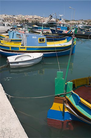 simsearch:841-02704358,k - Brightly coloured fishing boats called Luzzus at the fishing village of Marsaxlokk, Malta, Mediterranean, Europe Foto de stock - Sin royalties Premium, Código: 6119-08266989