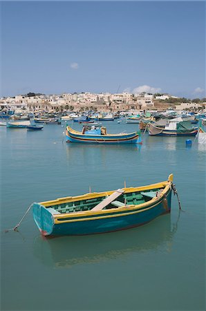 simsearch:841-02704358,k - Brightly coloured fishing boats called Luzzus at the fishing village of Marsaxlokk, Malta, Mediterranean, Europe Foto de stock - Sin royalties Premium, Código: 6119-08266990