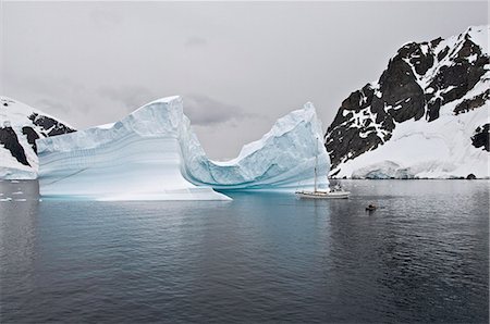 simsearch:6119-08740947,k - Sailing yacht and iceberg, Errera Channel, Antarctic Peninsula, Antarctica, Polar Regions Foto de stock - Sin royalties Premium, Código: 6119-08267057