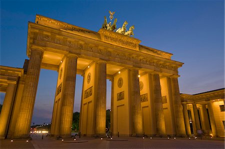 simsearch:6119-09073879,k - The Brandenburg Gate with the Quadriga winged victory statue on top illuminated at night, Pariser Platz, Berlin, Germany, Europe Foto de stock - Sin royalties Premium, Código: 6119-08267356