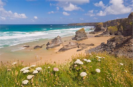 Rock stacks, beach and rugged coastline at Bedruthan Steps, North Cornwall, England, United Kingdom, Europe Foto de stock - Royalty Free Premium, Número: 6119-08267372