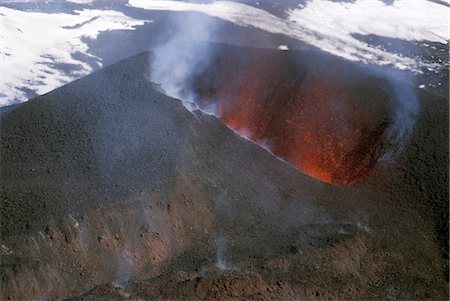 Looking into the cinder cone of erupting Eyjafjallajokull volcano, Iceland, Polar Regions Foto de stock - Sin royalties Premium, Código: 6119-08267333