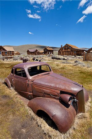 desert cloudy - Old rusty American car in the California gold mining ghost town, Bodie State Historic Park, Bridgeport, California, United States of America, North America Foto de stock - Sin royalties Premium, Código: 6119-08267461