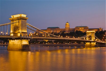 The Chain Bridge (Szechenyi Lanchid), over the River Danube, illuminated at sunset with the Hungarian National Gallery behind, UNESCO World Heritage Site, Budapest, Hungary, Europe Photographie de stock - Premium Libres de Droits, Code: 6119-08267409