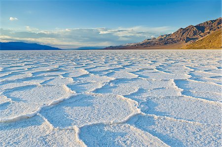 simsearch:6119-08269831,k - Salt pan polygons at Badwater Basin, 282ft below sea level and the lowest place in North America, Death Valley National Park, California, United States of America, North America Foto de stock - Sin royalties Premium, Código: 6119-08267418