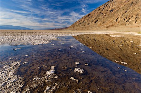 A permanent springfed pool near the salt pans at Badwater Basin, 282ft below sea level and the lowest place in North America, Death Valley National Park, California, United States of America, North America Photographie de stock - Premium Libres de Droits, Code: 6119-08267430