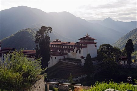 Trongsa Dzong (Chokhor Raptentse), dating from 1648, above Mangde Chu river gorge, Bhutan, Himalayas, Asia Photographie de stock - Premium Libres de Droits, Code: 6119-08267980