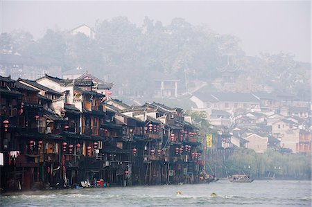 simsearch:696-03399251,k - Wooden stilt houses in riverside old town of Fenghuang, Hunan Province, China, Asia Photographie de stock - Premium Libres de Droits, Code: 6119-08267912