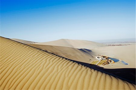 simsearch:6119-08740954,k - Ming Sha sand dunes and pavilion at Crescent Moon Lake, Dunhuang, Gansu Province, China, Asia Photographie de stock - Premium Libres de Droits, Code: 6119-08267915