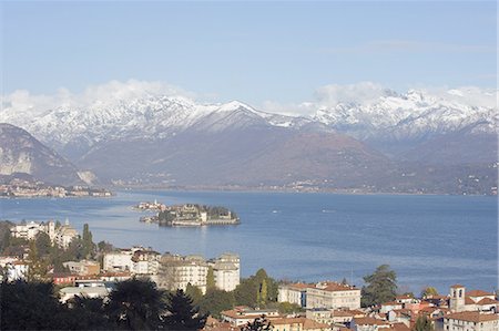 Snow capped mountains above Stresa, Isola Bella and Isola Superiore, Borromean Islands, Lake Maggiore, Italian Lakes, Piedmont, Italy, Europe Fotografie stock - Premium Royalty-Free, Codice: 6119-08268035