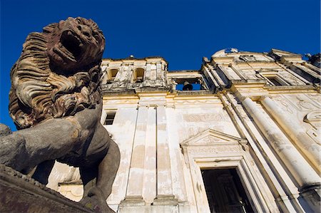 simsearch:6119-08268198,k - Stone statue of a lion outside Leon Cathedral, Basilica de la Asuncion, Leon, Nicaragua, Central America Photographie de stock - Premium Libres de Droits, Code: 6119-08268135