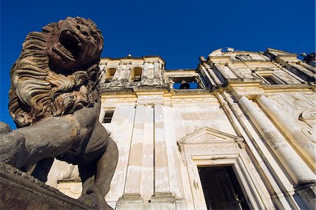 simsearch:6119-08268560,k - Stone statue of a lion outside Leon Cathedral, Basilica de la Asuncion, Leon, Nicaragua, Central America Stock Photo - Premium Royalty-Free, Code: 6119-08268135