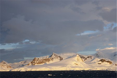 simsearch:6119-08266479,k - Sunrise at Gerlach Strait, Antarctica, Polar Regions Foto de stock - Sin royalties Premium, Código: 6119-08268366