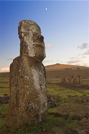 simsearch:6119-08268314,k - Lone monolithic giant stone Moai statue at Tongariki, Rapa Nui (Easter Island), UNESCO World Heritage Site, Chile, South America Photographie de stock - Premium Libres de Droits, Code: 6119-08269316