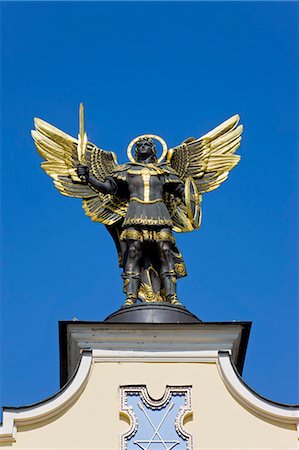 simsearch:6119-08267345,k - Archangel Michael sculpture in Independence Square, Kiev, Ukraine, Europe Fotografie stock - Premium Royalty-Free, Codice: 6119-08269403