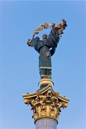 simsearch:6119-08267345,k - Statue in Independence Square (Maidan Nezalezhnosti), the symbol of Kiev, Kiev, Ukraine, Europe Fotografie stock - Premium Royalty-Free, Codice: 6119-08269401