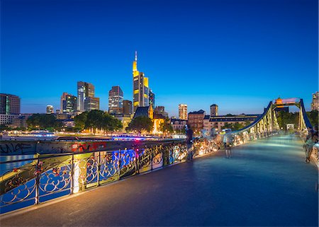 City skyline across River Main, Frankfurt am Main, Hesse, Germany, Europe Photographie de stock - Premium Libres de Droits, Code: 6119-08278694