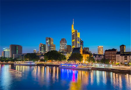 panoramas urbanos - City skyline across River Main, Frankfurt am Main, Hesse, Germany, Europe Foto de stock - Sin royalties Premium, Código: 6119-08278695