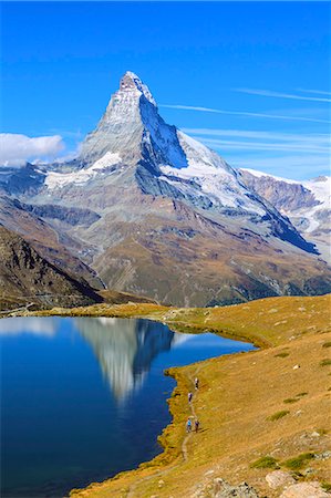 simsearch:862-08698906,k - Hikers walking on the path beside the Stellisee with the Matterhorn reflected, Zermatt, Canton of Valais, Pennine Alps, Swiss Alps, Switzerland, Europe Photographie de stock - Premium Libres de Droits, Code: 6119-08211378