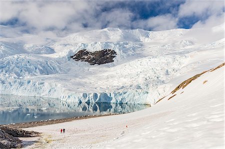 simsearch:6119-09074780,k - Two hikers surrounded by ice-capped mountains and glaciers in Neko Harbor, Antarctica, Polar Regions Foto de stock - Sin royalties Premium, Código: 6119-08351139