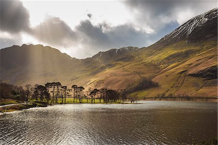 simsearch:6119-08351240,k - Shafts of light break through clouds to illuminate the fells in winter, Buttermere, Lake District National Park, Cumbria, England, United Kingdom, Europe Photographie de stock - Premium Libres de Droits, Code: 6119-08351218