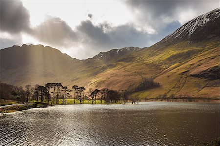 Shafts of light break through clouds to illuminate the fells in winter, Buttermere, Lake District National Park, Cumbria, England, United Kingdom, Europe Foto de stock - Sin royalties Premium, Código: 6119-08351218