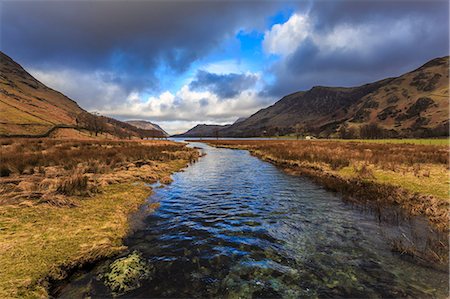 Warnscale Beck flows to Buttermere, from Peggy's Bridge in winter, Lake District National Park, Cumbria, England, United Kingdom, Europe Foto de stock - Sin royalties Premium, Código: 6119-08351221