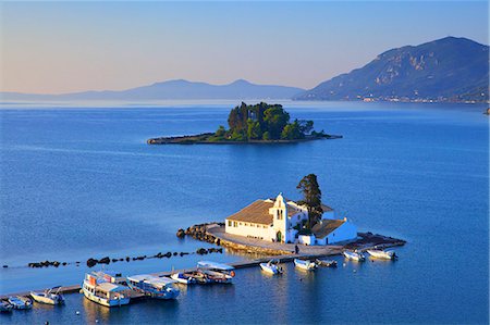 simsearch:6119-09182747,k - Elevated view to Vlacherna Monastery and the Church of Pantokrator on Mouse Island, Kanoni, Corfu, The Ionian Islands, Greek Islands, Greece, Europe Foto de stock - Sin royalties Premium, Código: 6119-08420384