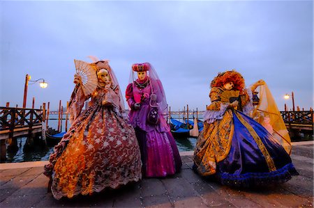 europe plaza - Masks and costumes at St. Mark's Square during Venice Carnival, Venice, Veneto, Italy, Europe Photographie de stock - Premium Libres de Droits, Code: 6119-08420477